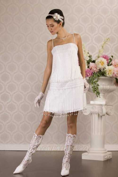 Например, платьем футляр , Идеальный вариант для платья принцессы модели, украшенные цветочным декором