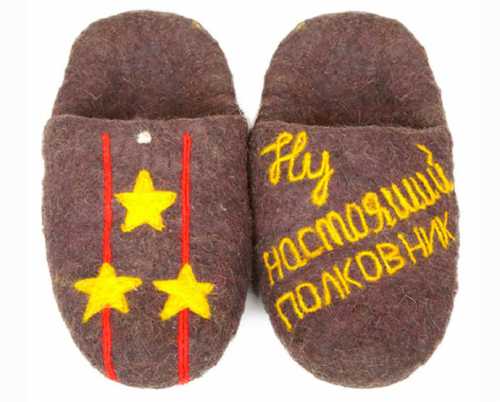 Это может быть торт или шарф, песня или открыточка, прикольные вещички тут уж все дело в ваших умениях и воображении, а что подарить на февраля любимому, найдется всегда