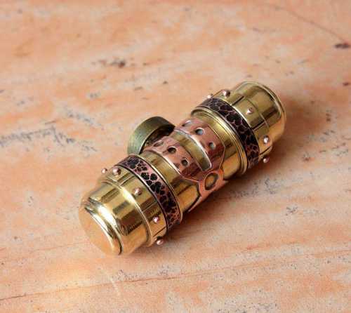 Это может быть торт или шарф, песня или открыточка, прикольные вещички тут уж все дело в ваших умениях и воображении, а что подарить на февраля любимому, найдется всегда