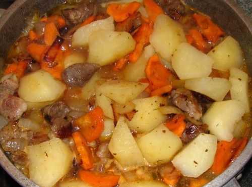 Картошка с мясом в кастрюле