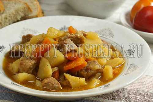 Картофель отправьте в кастрюлю к мясным кусочкам и овощам