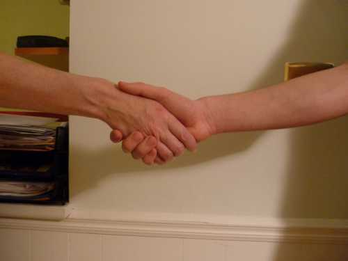 Поднимайте руку, чтобы ладонь была на уровне ваших глаз, и опускайте медленно ее до пояса