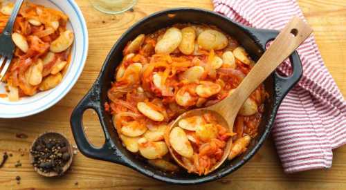 Фасоль выньте из воды, в которой она отваривалась, поместите в казан или толсто стенную кастрюлю