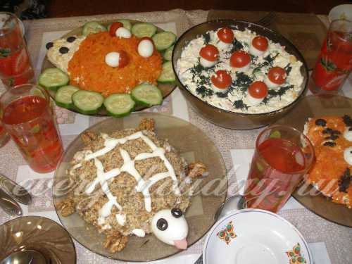 Каждый банан разрезать пополам не очищать