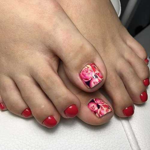 Делается он несложно, но выглядит чрезвычайно эффектно словно бы ногти покрыты настоящим золотом или серебром