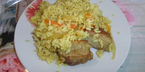 Добавляем кусочки говядины, обжариваем минут