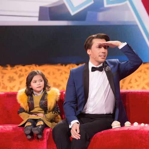 И дрожащей рукой, потому что глаза слеповаты, Ощутит он дома, синагоги и камни могил, Мир знакомых картин, из которого вышел когдато