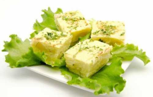 Разбиваем в миску яйца, добавляем сливки и сметану, хорошенько взбиваем