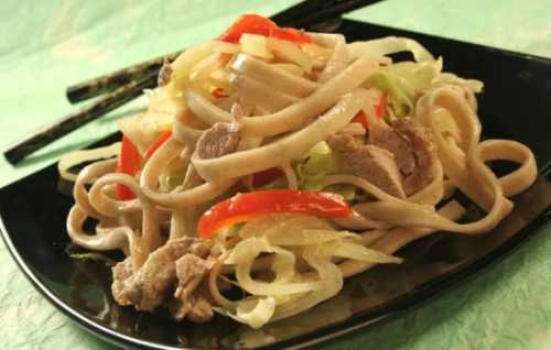 Соус с добавлением кетчупа или томатной пасты берём домашний майонез или обычный, перемешиваем в равных долях, можно добавить зелень по вкусу, например петрушку