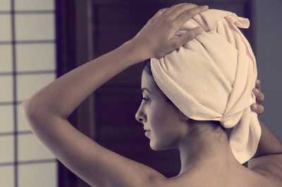 Учтите, что яркий черный цвет подойдет молодой девушке, а даме за тридцать лучше использовать более светлые его оттенки, так как темные цвета прибавляют годы