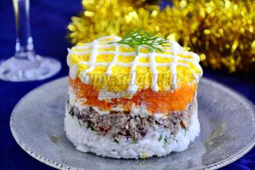 Натереть моркови сверху сыра на каждый салат