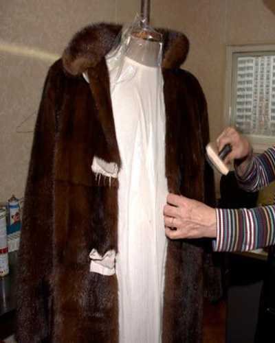 От легких загрязнений можно избавиться при помощи нашатырного спирта