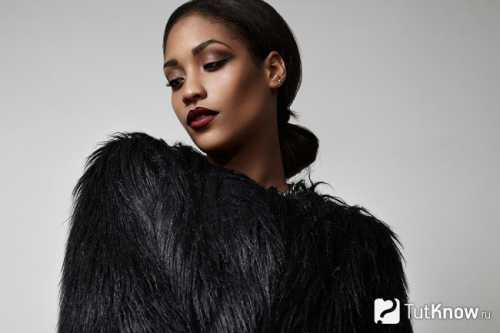 При очистке искусственной кожи в машине необходимо тщательно подбирать средство очистки и ставить минимальный режим отжима, чтобы предотвратить деформацию изделия