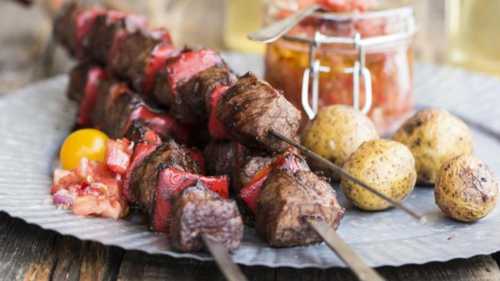 Насыпьте шампиньоны в миску, добавьте стлбез горки майонеза, члмолотого перца и немного соли