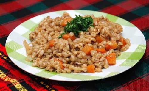 Елена, в Я обожаю перловку, правда последний раз когда варила, торопилась и недостаточно промыла, каша получилась как грязная, её действительно нужно промывать в пяти водах