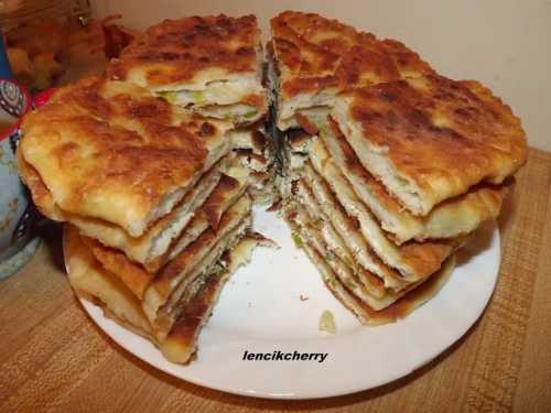 Молдавские плацинды с творогом и зеленью готовы