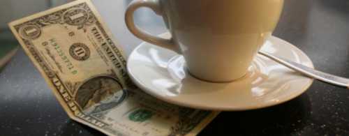 Официально персонал работает, получая зарплату только чаевыми