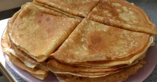 Высыпаем в емкость сахар, соль и яйца, взбиваем до состояния пышной пены