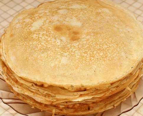 Выливаем ее сейчас, то же делаем с маслом, размешиваем