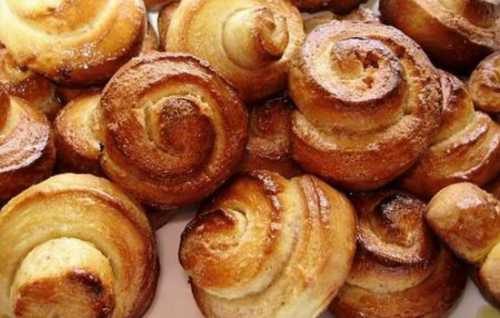 Присыпьте пирог пудрой, корицей