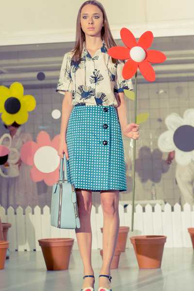 Самые модные фасоны одежды для мальчиков появились в тех же актуальных оттенках палитры, в частности сером, синем, зеленом, коричневом, черном, а также ярком спектре оттенков для создания свежих и позитивных образов весналето и осеньзима