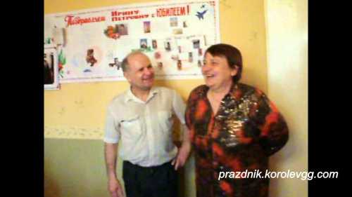 После этого ведущий высыпает на нее сшитые заранее из любой легкой ткани мешочки