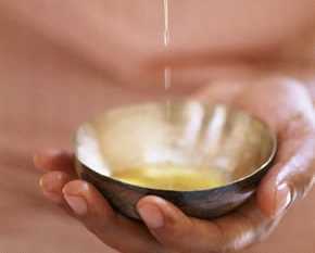 Если нет времени для приготовления состава для маски, то можно применять это масло само по себе и получить отличный результат