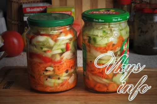 Огонь убавляем до совсем маленького, накрываем крышкой и тушим еще десять минут