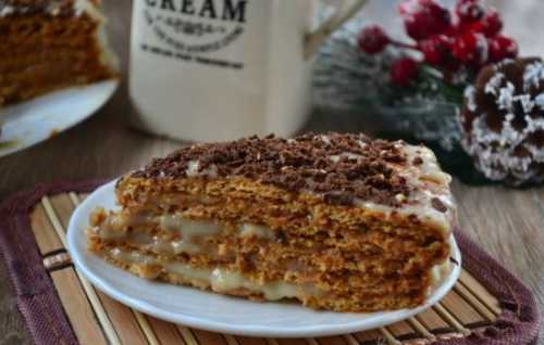 Накройте ёмкость с кремовой массой крышкой, укутайте не слишком плотным полотенцем и отставьте в сторону