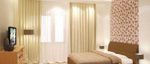 Горизонтально расположенные полосы обоев разного рисунка создают так называемые панели