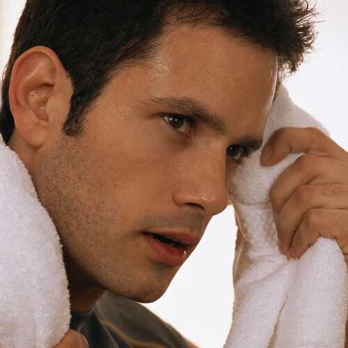 Из другой части марли сделать квадрат на размер уха