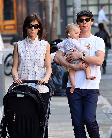 При этом молодой отец выглядел счастливым и окрыленным заботой и любовью он постоянно шутил с малышом, лежащим в коляске, а затем взял его на руки и нежно прижал к себе