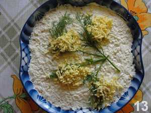 Яйца варим в подсоленной воде при среднем кипении минут