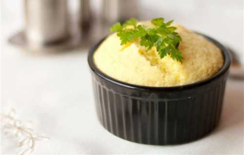 Подавайте со сметаной и зеленью. Калорийность омлета с мукой и молоком составляет ккал