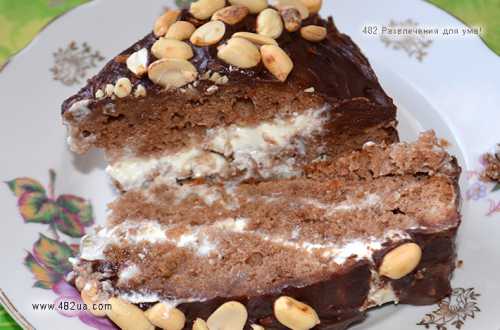 Я пеку чаще в силиконовой форме, ее смазывать не надо, просто ополоснуть холодной водой, к ней ничего не прилипаетвыклады ваем творожную массу в форму, верх разравниваем ложкой или силиконовой лопаткой и сверху кладем ложки сметаны и распределяем по всей поверхности