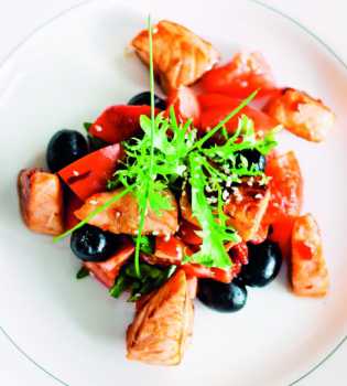 Приготовьте заправку масло соедините с винным уксусом, солью, перцем, листочками базилика