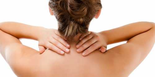 Защемило шею: почему и что делать