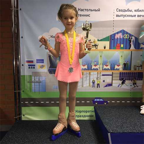 Будущая чемпионка: дочь Навки впервые вышла на лед