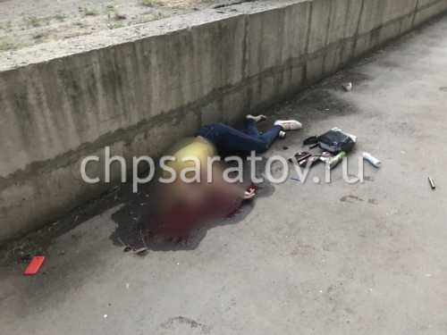 Но внезапно самец увидел как в ванную комнату вошла его тетя, которая якобы не могла разобратьсяв своем телефоне