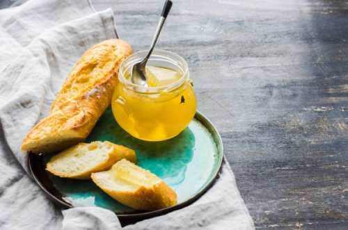 Тыкву порежьте кубиками, сложите в кастрюлю добавьте к кусочкам воду, поставьте томиться