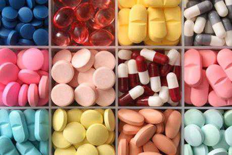 Устанавливает такое устройство в матку акушергинеколог сроком на лет и более в зависимости от типа спирали