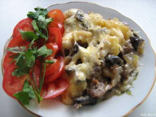 Грибы режем на части, если мелкие, то оставляем целыми