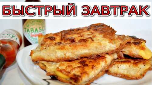 На разогретую сковороду положить грамм сливочного масла, бросить полстручка ванили без семян, выложить сырники и в масляной пене обжарить их по три минуты с каждой стороны до золотистой корочки, время от времени вращая на плите сковородку, чтобы сырники к ней не пристали