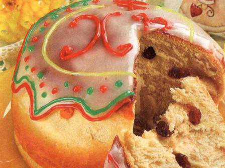 Настоящий пасхальный кулич классический должен содержать вкусовые добавки, такие как цукаты, изюм, засахаренная цедра