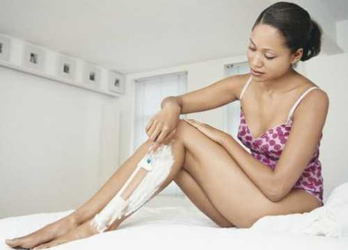 Еще одна крайне неприятная причина появления прыщей на ногах врастание волос