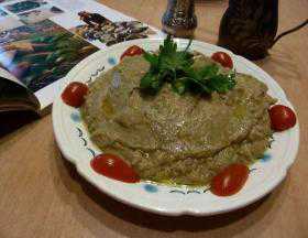 Лук измельчаем, обжариваем в масле, затем добавляем к нему тертую морковь