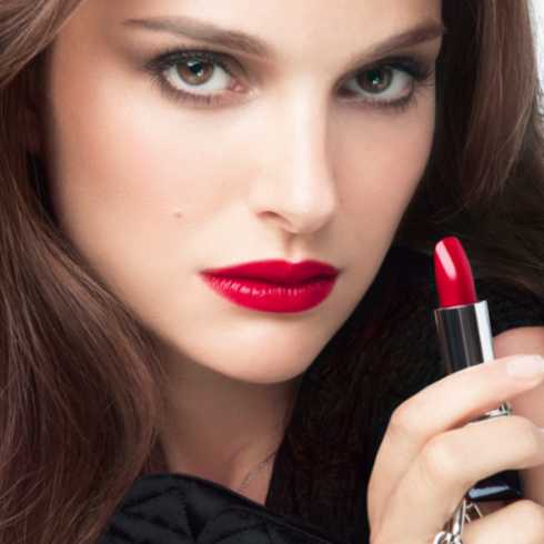 Можно руками, можно спонжем, кистью кто как привык и кому как нравится