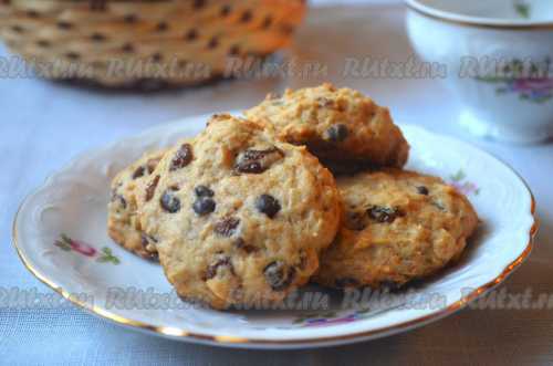 Спустя необходимое время выложите изюм в дуршлаг