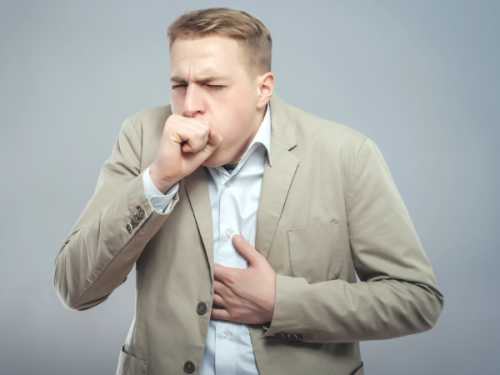 Болит грудная клетка посередине: почему и что