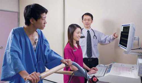 Оно сопровождается слабостью, иногда тошнотой